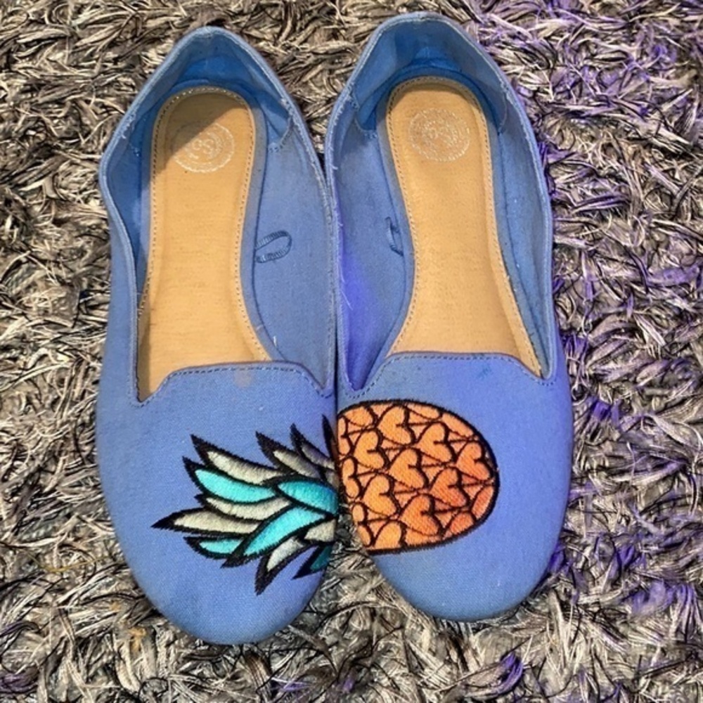 Pinapple flats size 8.5 some signs of wear.